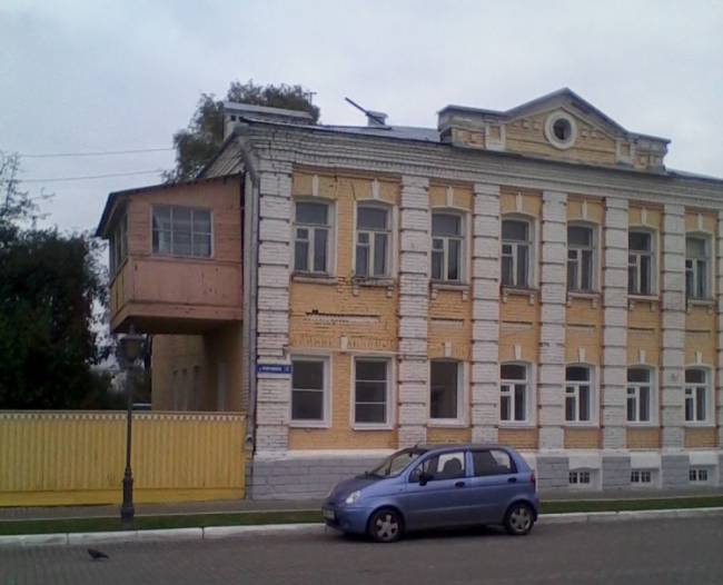 Дом, отмеченный мемориальной доской в честь уездного врача М.А. Лозовского - ул. Лажечникова, 11