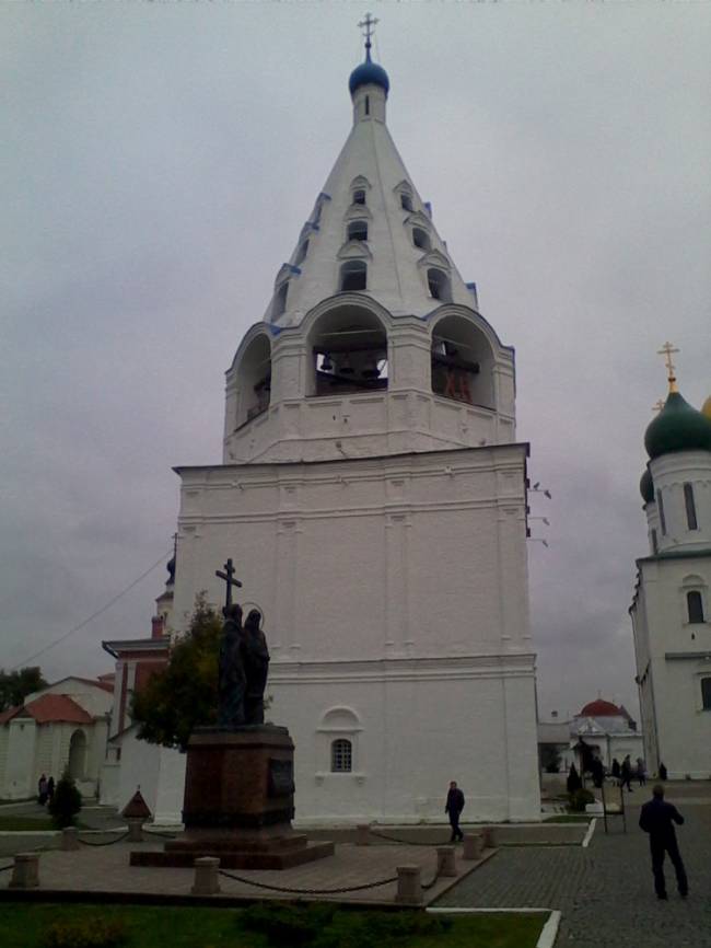 Соборная шатровая колокольня, памятник Кириллу и Мефодию