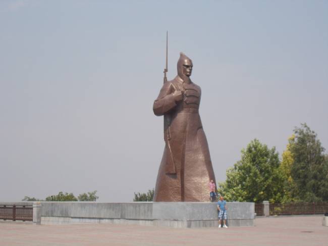 Памятник Буденовец