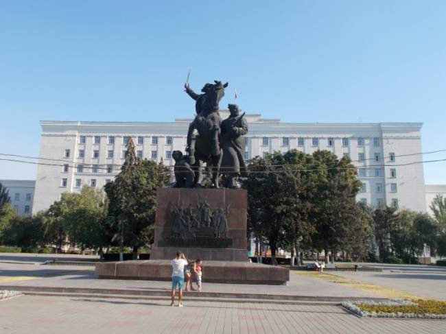 Памятник героям Гражданской воины  у здания Администрации Ростовской области