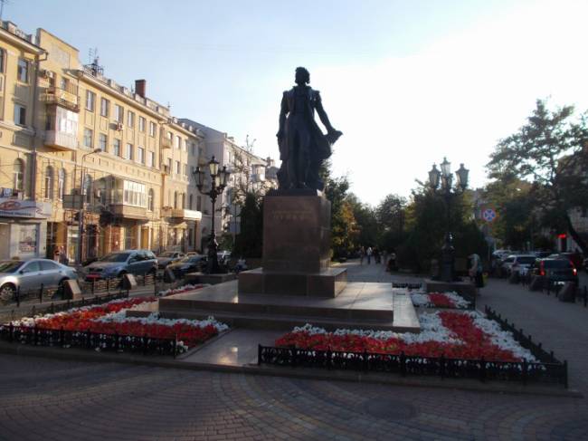 Памятник А. С. Пушкину на ул. Пушкинская