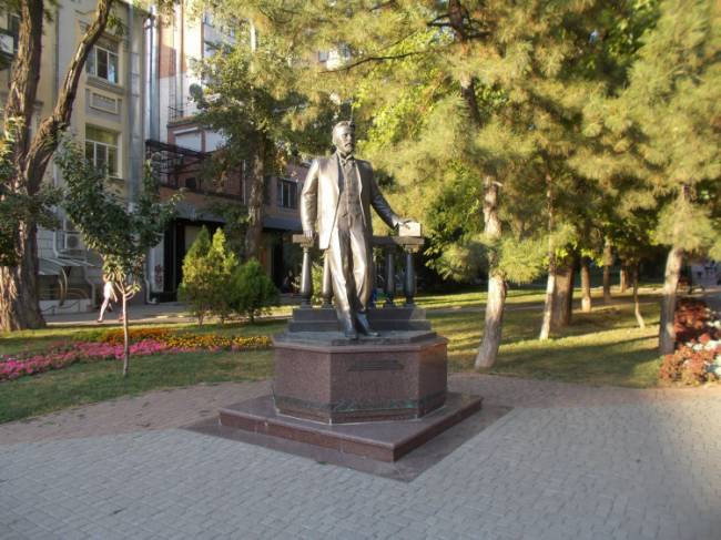 Памятник А. П. Чехову на ул. Пушкинская